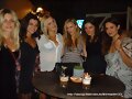 Claire Holt y Phoebe Tonkin con amigas