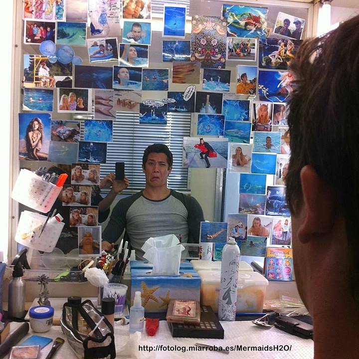 Chai Romruen en el set de Mako Mermaids