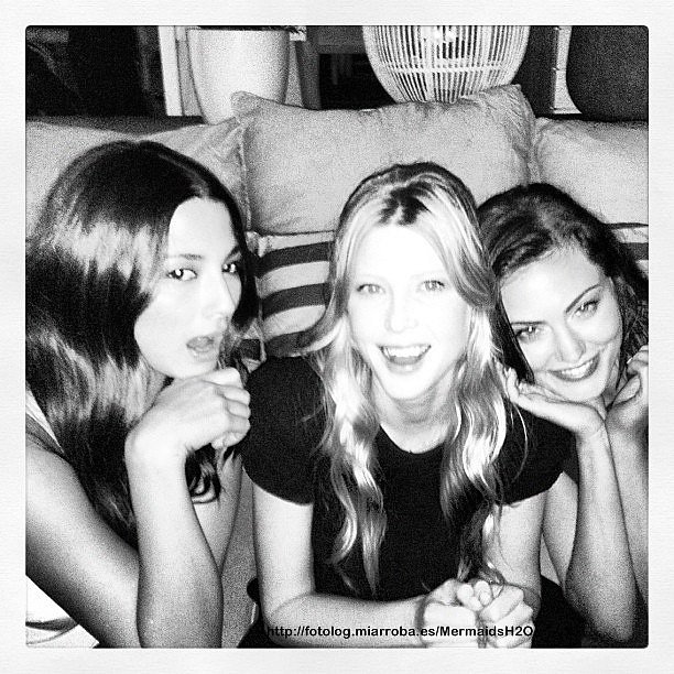 Phoebe Tonkin con amigas