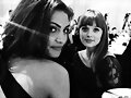 Phoebe Tonkin con amigas