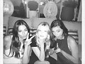 Phoebe Tonkin con amigas