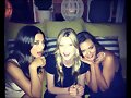 Phoebe Tonkin con amigas