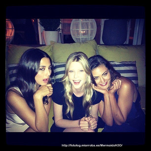 Phoebe Tonkin con amigas