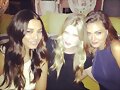 Phoebe Tonkin con amigas
