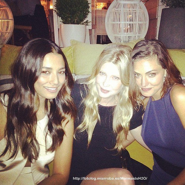 Phoebe Tonkin con amigas
