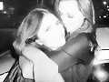 Phoebe Tonkin con su amiga Shelley Hennig de TSC