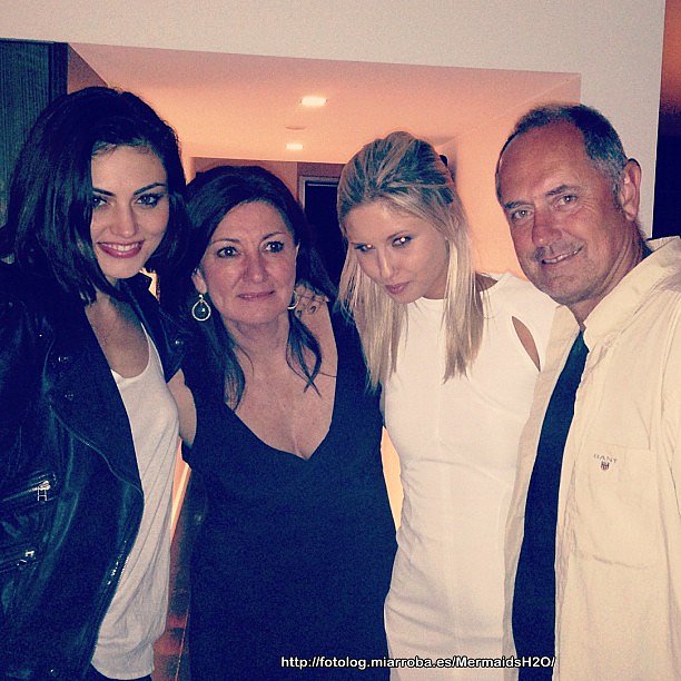 Phoebe Tonkin con su madre,su hermana Abby y padre