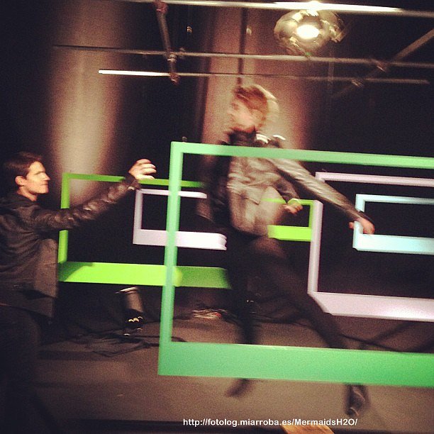 BTS photoshoot Luke Mitchell para Tomorrow People