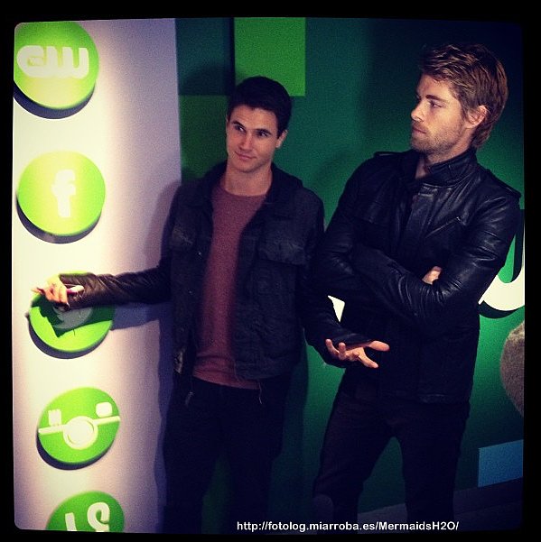 BTS photoshoot Luke Mitchell para Tomorrow People