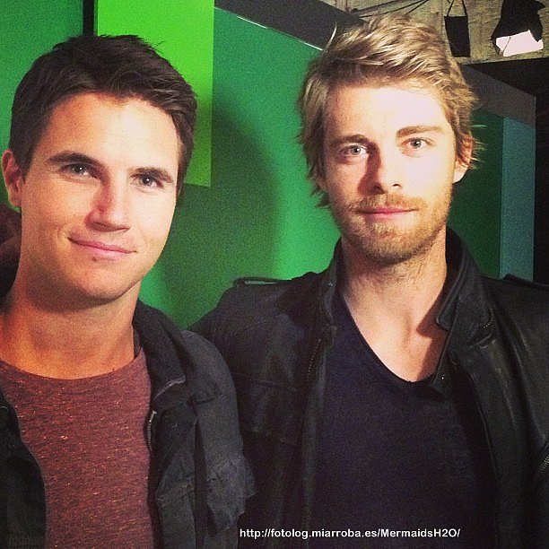 BTS photoshoot Luke Mitchell para Tomorrow People