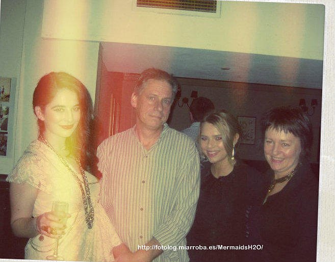 Indiana Evans con amigos