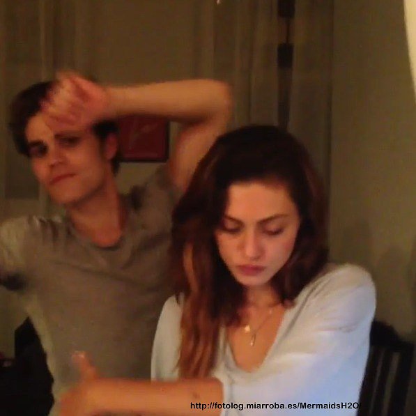 Phoebe Tonkin en el cumpleaños de Paul Wesley