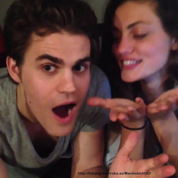 Phoebe Tonkin en el cumpleaños de Paul Wesley