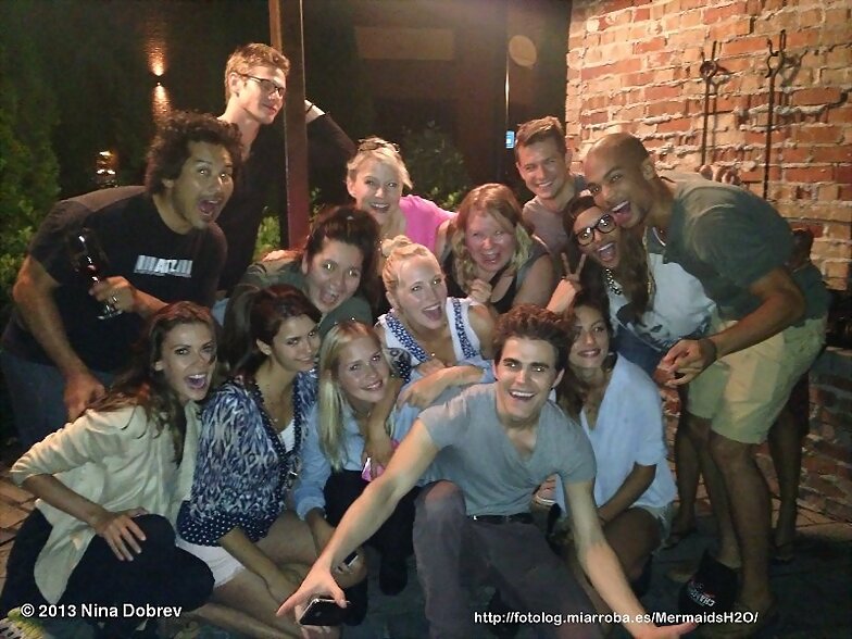 Claire y Phoebe en la fiesta cumple de Paul Wesley