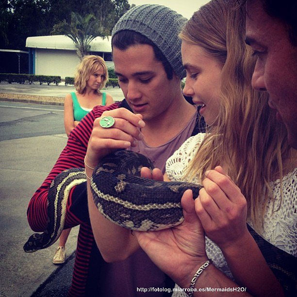 Chai Romruen y Lucy Fry en el set de Mako Mermaids