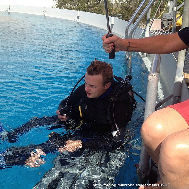 Dominic Deutscher (Cam) en el set de Mako Mermaids