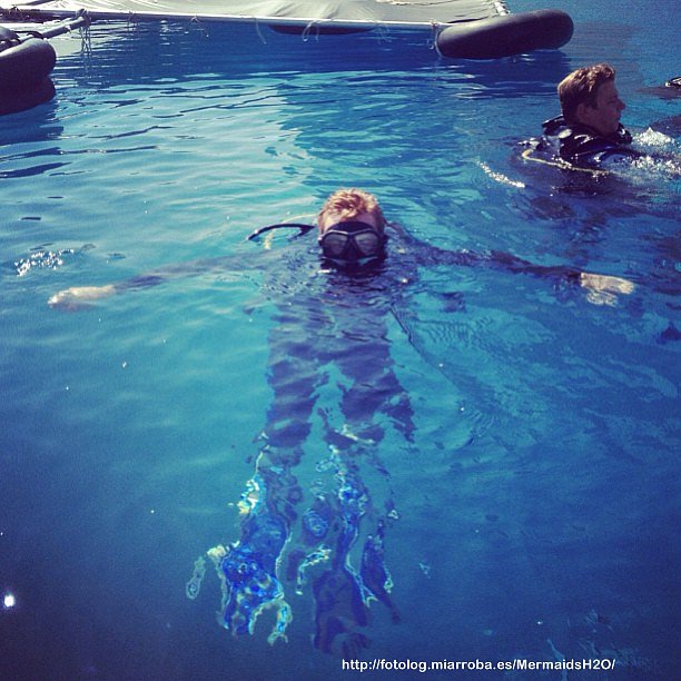 Dominic Deutscher (Cam) en el set de Mako Mermaids