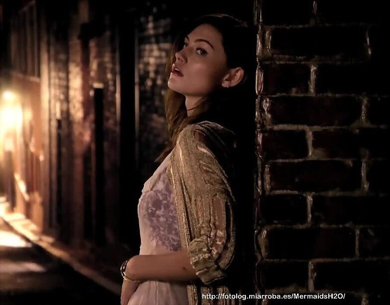 Phoebe Tonkin en la promo de The Originals