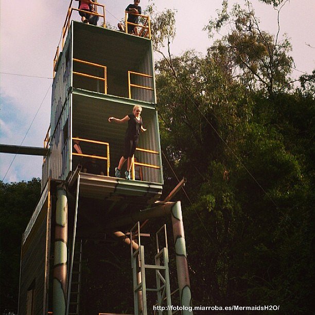 Brooke Lee en el set de Mako Mermaids