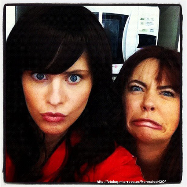 Amy Ruffle y Ivy Latimer en el set d Mako Mermaids