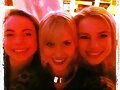 Ivy Latimer, Amy Ruffle y Lucy Fry en el set