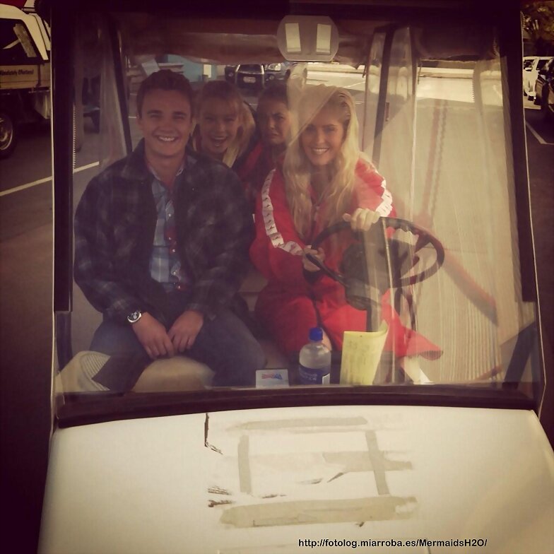 Los chicos en el set de Mako Mermaids