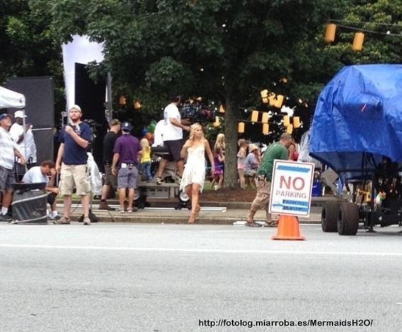 BTS de Claire Holt en el set del 5x01 de TVD