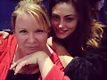 Phoebe con Julie Plec en el set de The Originals