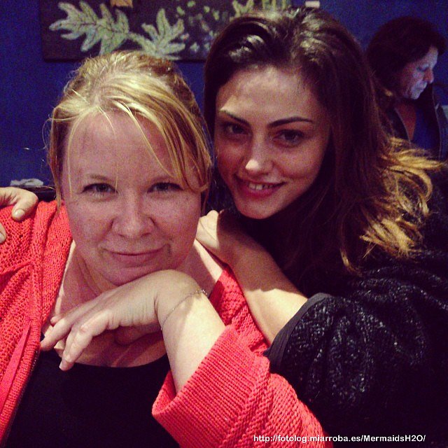 Phoebe con Julie Plec en el set de The Originals