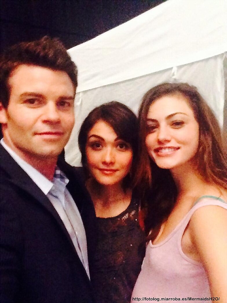 Phoebe Tonkin en el set de The Originals