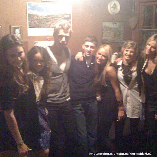 Phoebe, Luke con su esposa y Cariba con amigos