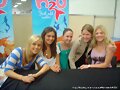 Claire, Phoebe y Cariba con fans en Penrith 2007