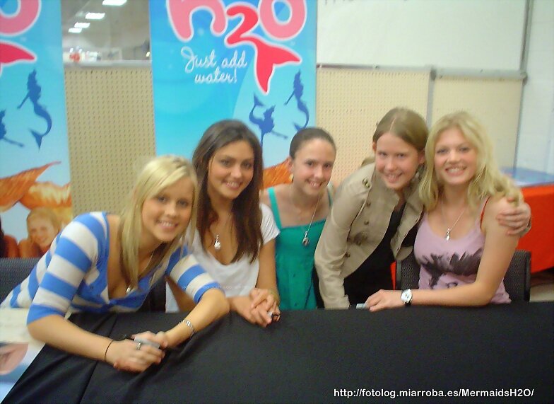 Claire, Phoebe y Cariba con fans en Penrith 2007
