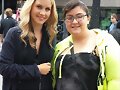 Claire Holt con fans en el set de The Originals