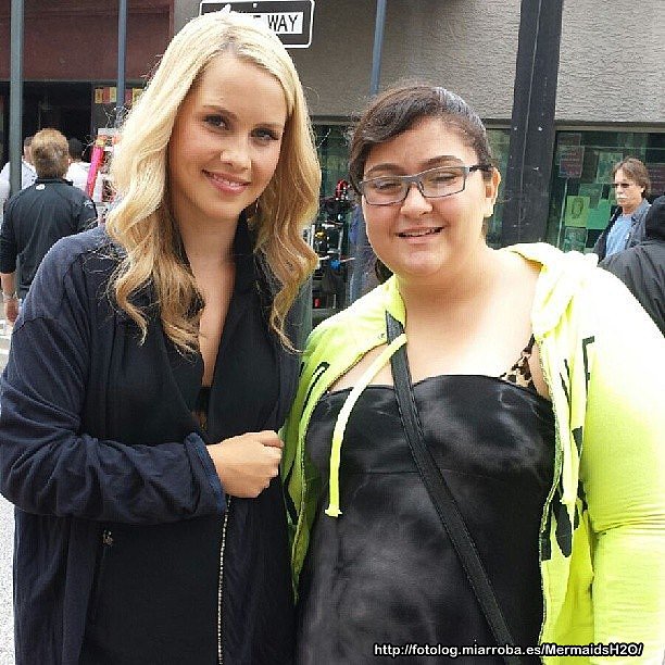 Claire Holt con fans en el set de The Originals