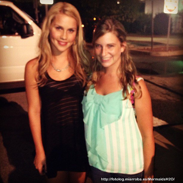 Claire Holt con fans en el set de The Originals