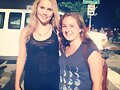 Claire Holt con fans en el set de The Originals