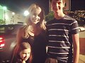 Claire Holt con fans en el set de The Originals