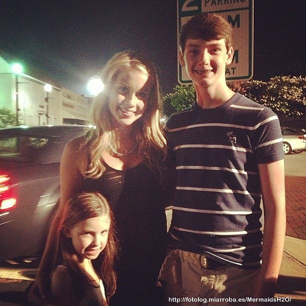 Claire Holt con fans en el set de The Originals