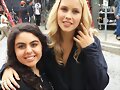 Claire Holt con fans en el set de The Originals