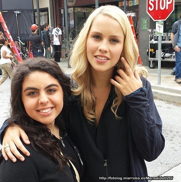 Claire Holt con fans en el set de The Originals