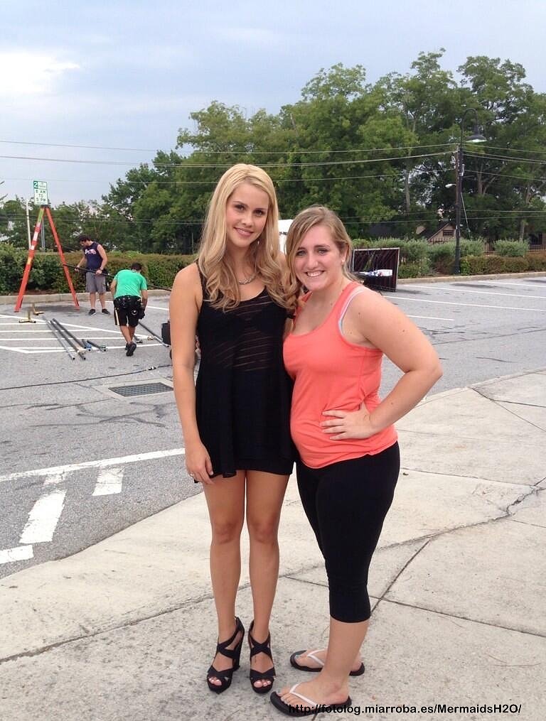 Claire Holt con fans en el set de The Originals