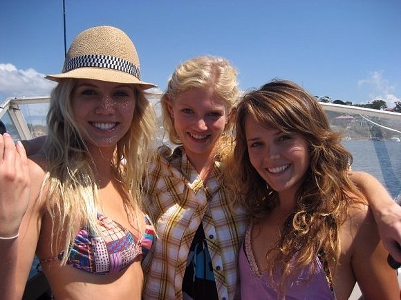 Cariba Heine con sus amigas de Blue Water High 3