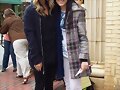 Claire Holt con fans en el set de The Originals
