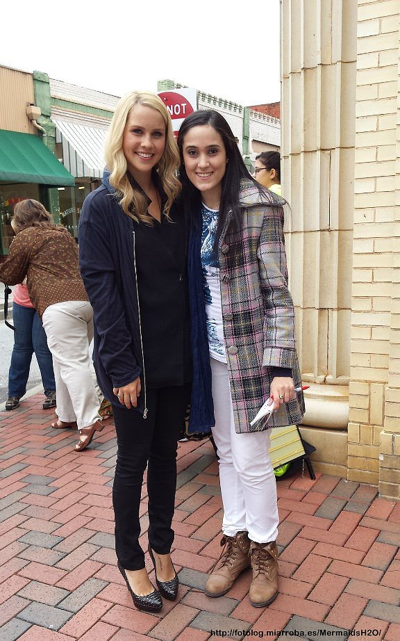 Claire Holt con fans en el set de The Originals