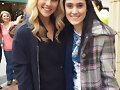 Claire Holt con fans en el set de The Originals
