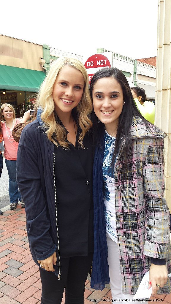 Claire Holt con fans en el set de The Originals