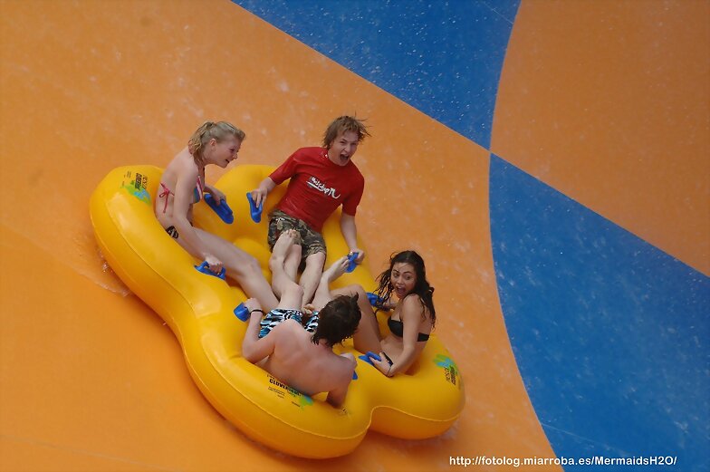 Phoebe, Angus, Cariba y Jamie se divierten (2006)