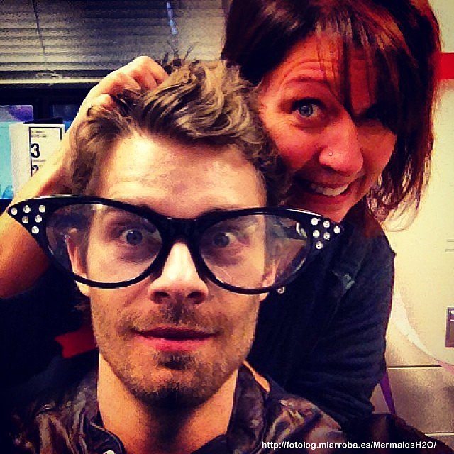 BTS Luke Mitchell en el set de The Tomorrow People