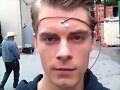 BTS Luke Mitchell en el set de The Tomorrow People